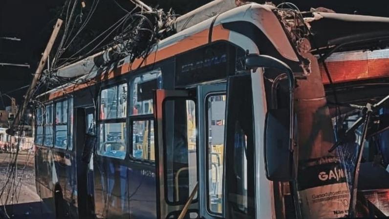 Ônibus desgovernado atingiu poste na avenida Amazonas