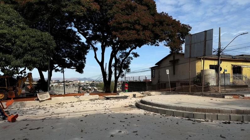 PBH foi denunciada por transplante de árvores na praça Maria Tertuliana, no bairro Lindéia, na região do Barreiro