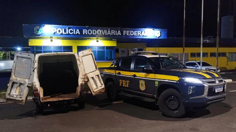 PRF apreendeu Fiat Fiorino utilizada pela dupla