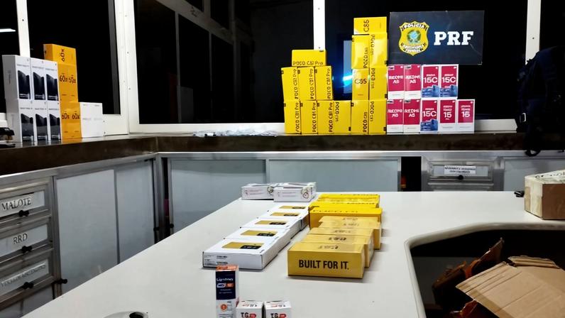 Durante a vistoria, os agentes encontraram quatro caixas contendo diversos aparelhos eletrônicos e uma caixa com medicamentos utilizados para emagrecimento