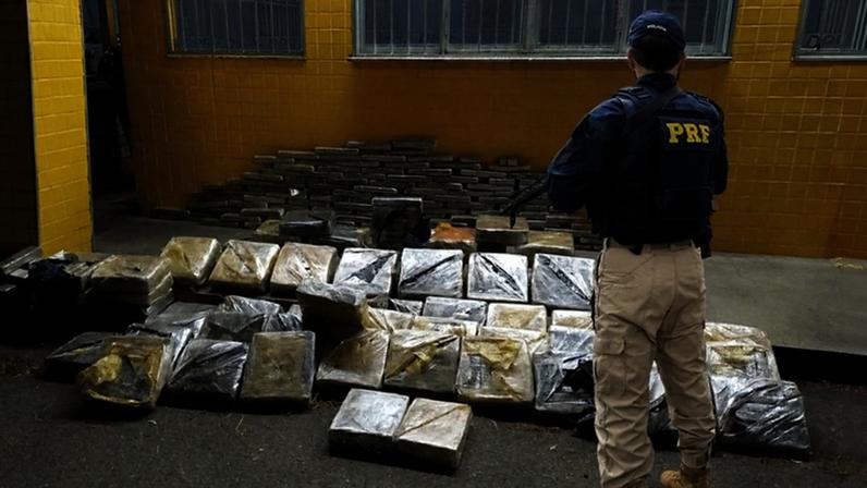 Porções da droga foram encontradas escondidas na parte da frente da carroceria e cobertas pela carga de calcário