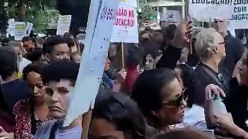 Insatisfeitos com o corte do ponto, profissionais da educação realizam vigília em frente à Secretaria Municipal de Planejamento