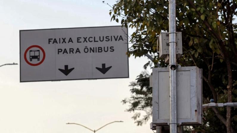 Radar de fiscalização de faixa exclusiva de ônibus