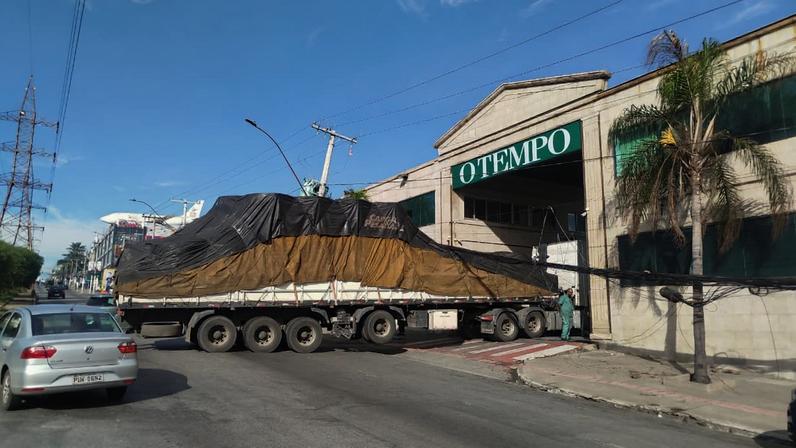 Redação de O TEMPO é atingida por poste