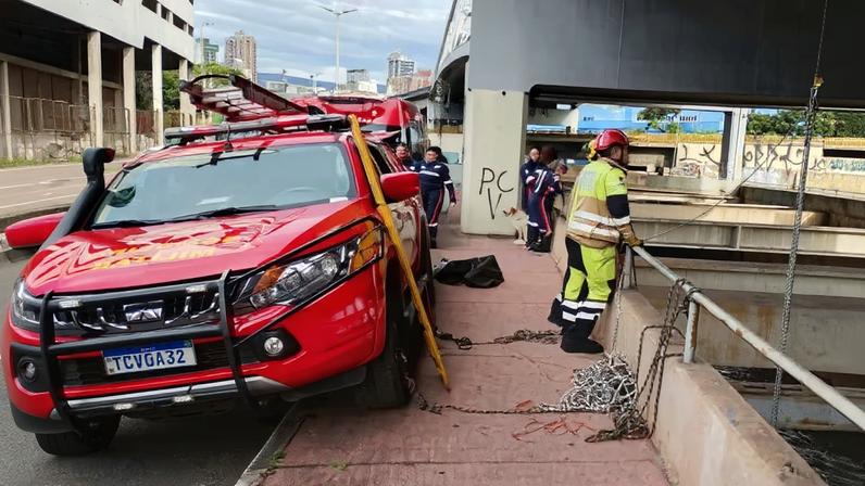 Bombeiros realizam resgate de homem que cai no Ribeirão Arrudas