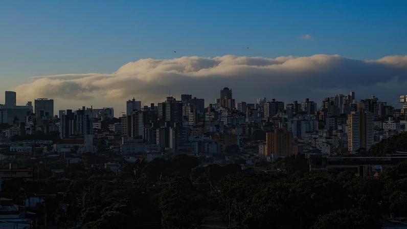 Cadeia de nuvens tomou conta de algumas construções ao longo da serra