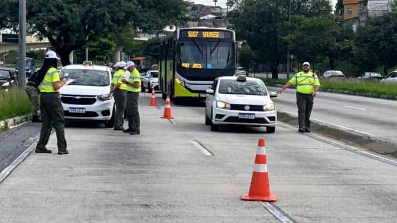 Portaria redefine quais táxis podem circular nas vias exclusivas de ônibus e do MOVE