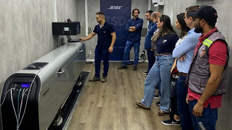 Dados coletados são processados para gerar indicadores técnicos que permitem identificar trechos com fragilidade antes mesmo do surgimento de defeitos visíveis, como trincas, deformações ou afundamentos