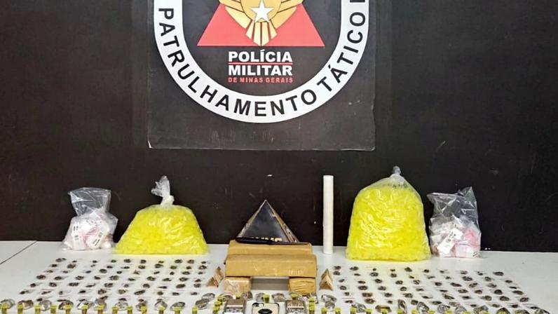 Centenas de drogas foram apreendidas