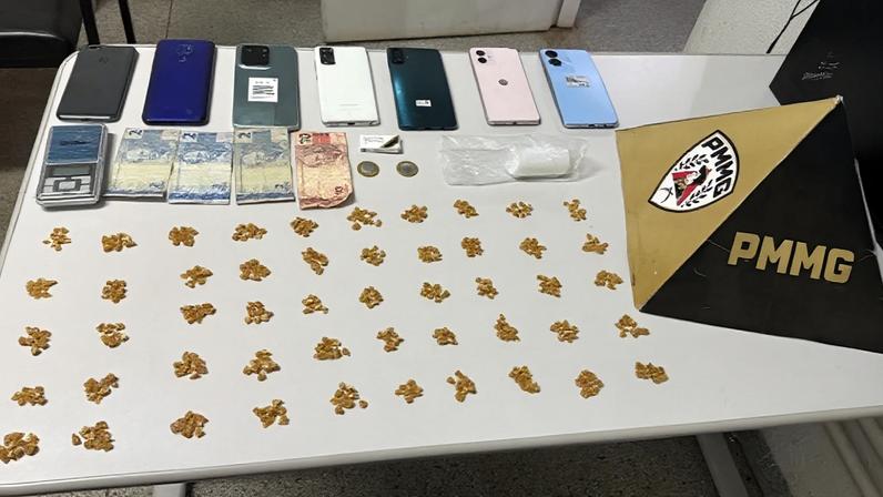 Os militares fizeram buscas no automóvel e localizaram porções de drogas