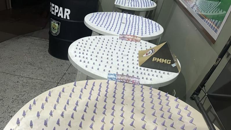 Foram apreendidos 635 pinos de cocaína e 299 pedras de crack