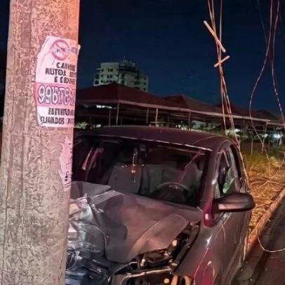 Mulher perde controle e bate carro em poste; bombeiros resgatam em MG