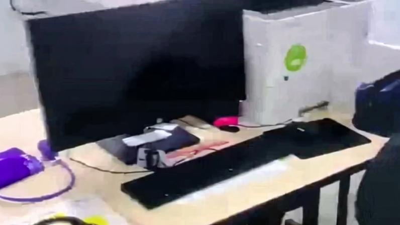As imagens, que circulam nas redes sociais, mostram Brenda caminhando pelos corredores da UPA e registrando consultórios sem médicos