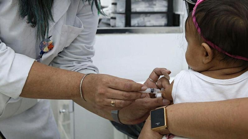 Bebê recebe vacina em posto de saúde