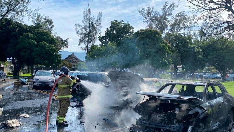 Bombeiros combatem incêndio a veículos da BYD após queda de helicópteros