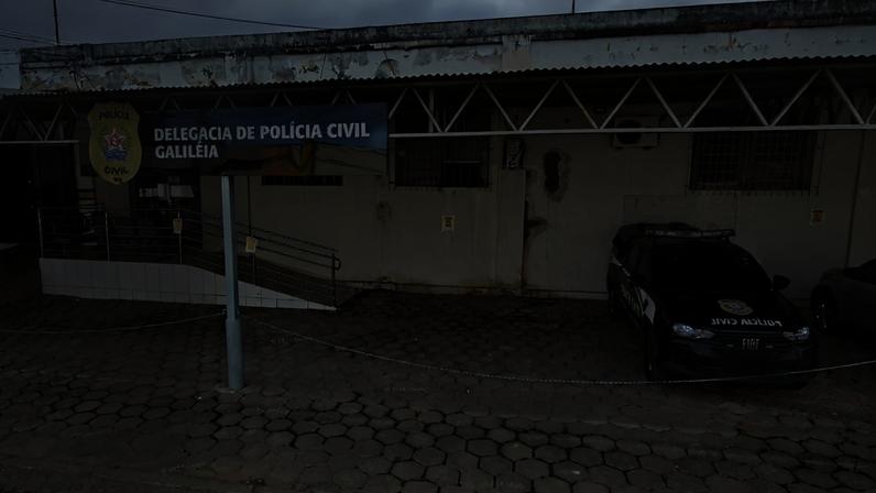 Na imagem, a delegacia da PCMG em Galiléia, cidade onde o crime foi registrado