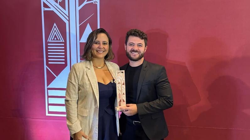 Jornalistas Aline Diniz e Lucas Morais integraram a produção do especial e receberam o prêmio em Brasília