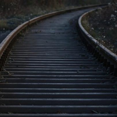 Homem é atropelado por trem ao tentar passar sob vagões em MG