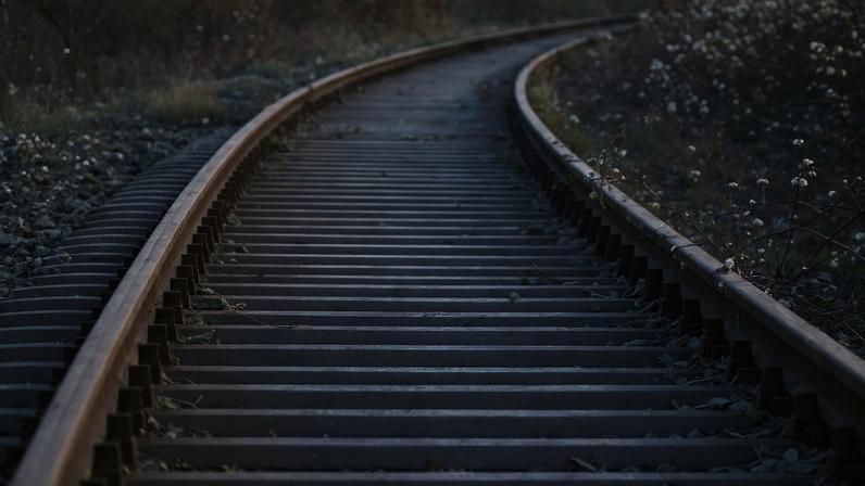 Homem foi atropelado por trem ao tentar atravessar por baixo dos vagões em Lavras