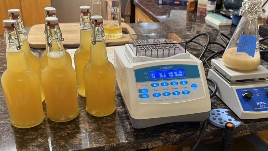 O virologista americano Chris Buck produz há 30 anos cervejas artesanais e decidiu unir suas duas especialidades num só produto
