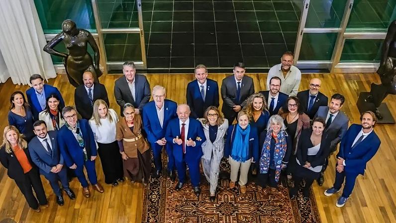 Lula recebe ministros e autoridades ambientais no Cine Alvorada