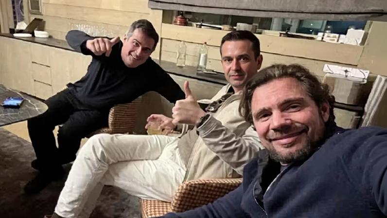 Daniel Vorcaro (à dir.) e Ciro Nogueira em Courchevel, na França, em janeiro de 2025, segundo relatório da PF