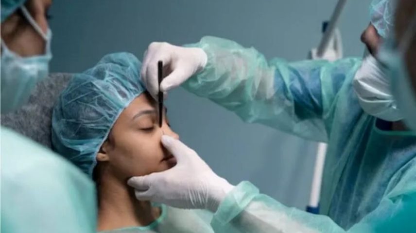 Foto colorida e ilustrativa de mulher fazendo cirurgia no naiz - Metrópoles
