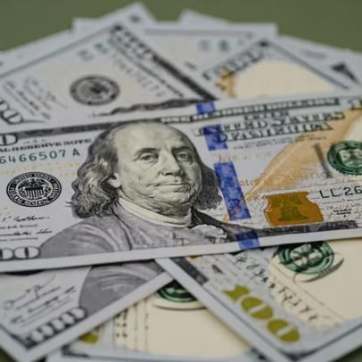 Dólar opera em queda com Focus e dados dos EUA no radar