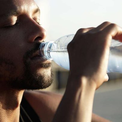 Mesmo no frio, risco de desidratação persiste; água pode ajudar