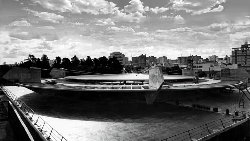 Localizado em São Paulo, o projeto do ginásio do Clube Athletico Paulistano foi desenhado por Paulo Mendes da Rocha e João De Gennaro em 1961