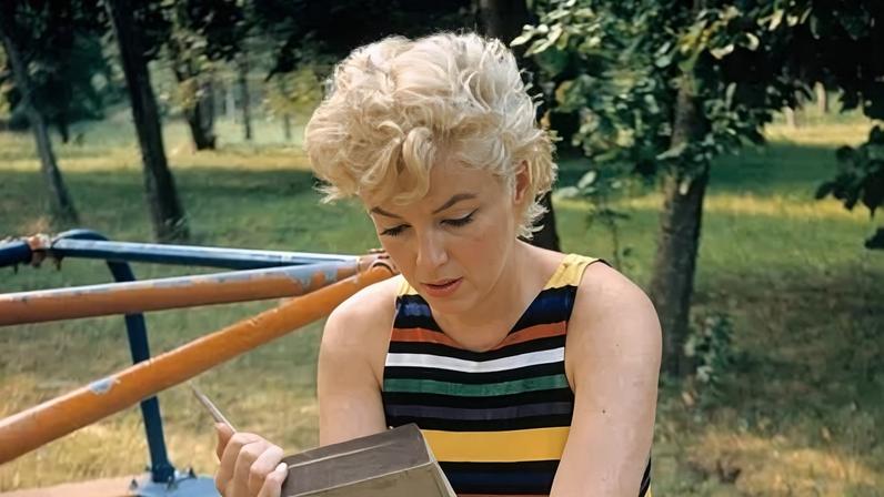 Marilyn Monroe em foto rara lendo "Ulisses"