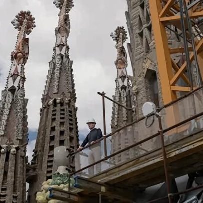 Fim da construção de 144 anos da Sagrada Família com a Torre de Jesus