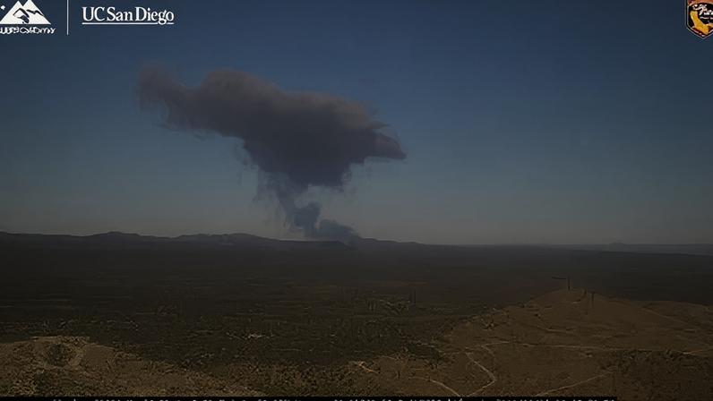 Fumaça sobe perto da Base Aérea de Edwards após a queda de um bombardeiro B-52 da Força Aérea dos EUA nesta segunda-feira (15)