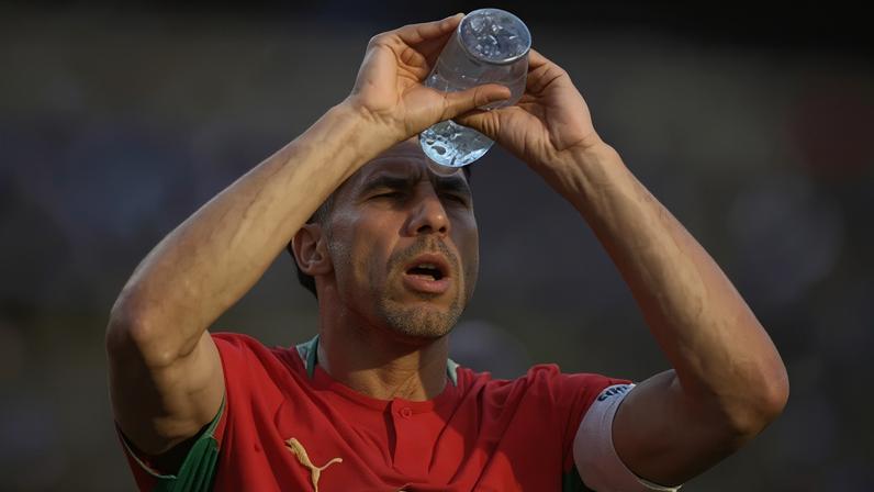 Achraf Hakimi, do Marrocos, joga água sobre si mesmo para se refrescar do calor. Torcedores e jogadores são incentivados a se manterem hidratados durante as partidas da Copa do Mundo.