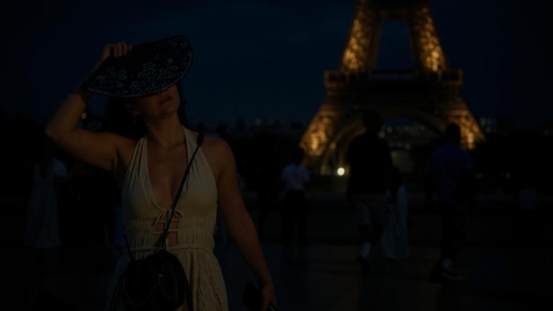 Uma mulher na Praça do Trocadéro, perto da Torre Eiffel, enquanto as temperaturas sobem em Paris durante uma segunda onda de calor que afeta grande parte da França