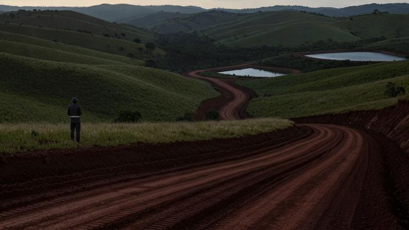 Codevasf investe R$ 572 mil em escavadeira para atender municípios de Minas Gerais