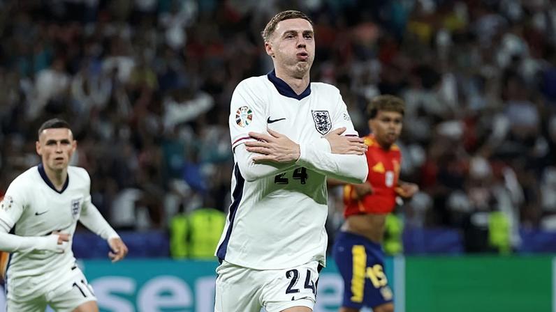 Cole Palmer comemora após marcar contra a Espanha na final da Eurocopa 2024