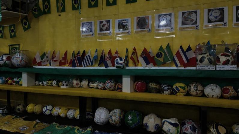Professor aposentando de SC coleciona itens da Copa do Mundo há 20 anos — Foto: Divulgação