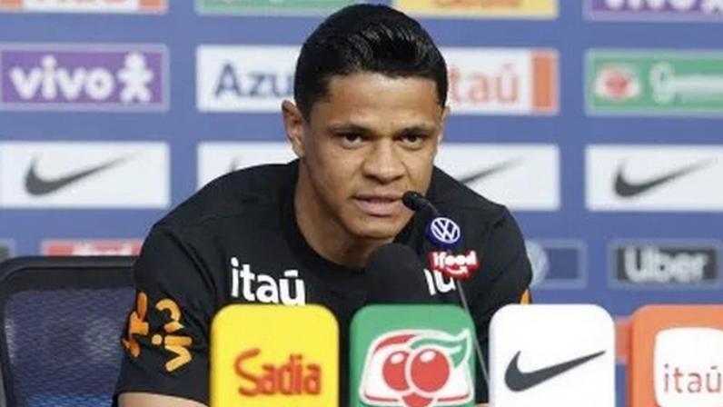 Lateral Douglas Santos concedeu coletiva na Seleção Brasileira