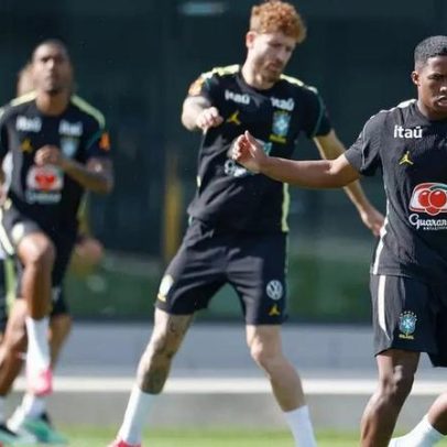 Treino da seleção muda sem Neymar; Raphinha aparece com curativo