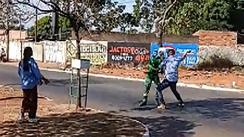 Coletores são agredidos por morador irritado com caminhão de lixo
