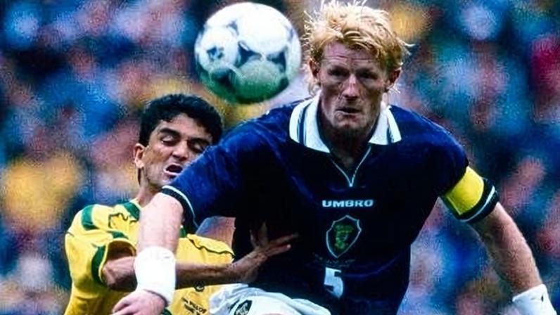 Colin Hendry disputa a bola com Bebeto, durante Brasil x Escócia na Copa do Mundo de 1998
