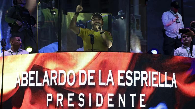 O candidato da direita à Presidência da Colômbia, Abelardo de la Espriella, durante ato de campanha nesta terça (9). (Foto: Ricardo Maldonado Rozo/EFE)