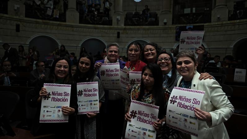 Senadoras da Colômbia exibem cartazes pelo direito de meninas
