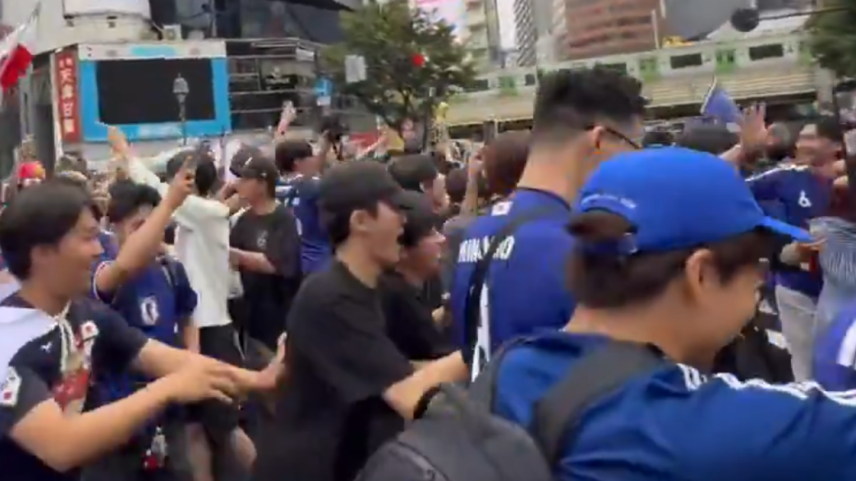 Japoneses celebram empate 'invadindo' famoso cruzamento em Tóquio e liberam após sinal abrir