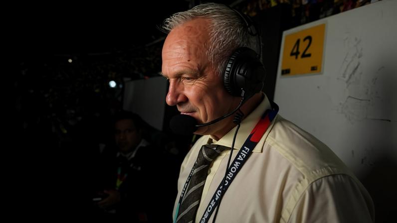 Comentarista Warren Barton, da Fox Sports inglesa, aparece com corte na cabeça durante jogo entre Colômbia e Uzbequistão na Copa