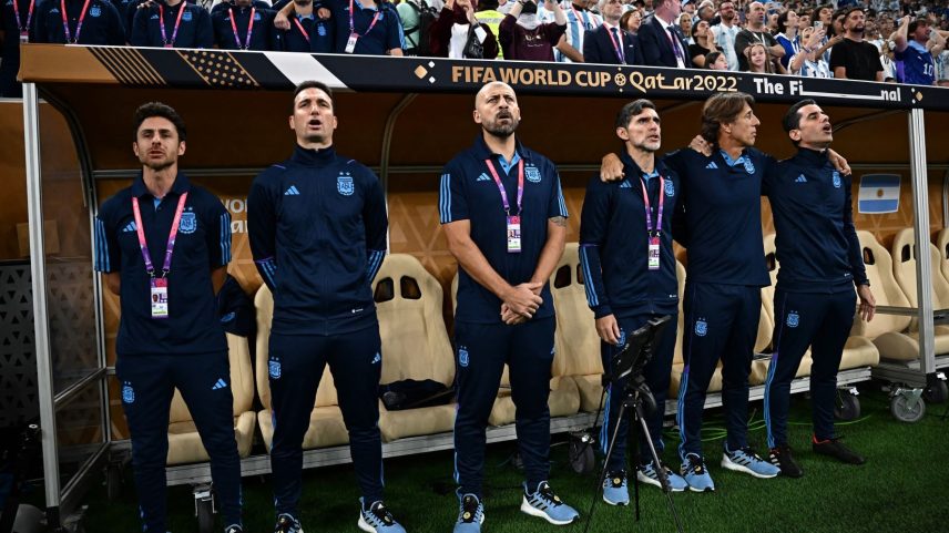 Pablo Aimar, Lionel Scaloni e Walter Samuel, três que tentaram falar antes da preleção e não conseguiram — Foto: AFP