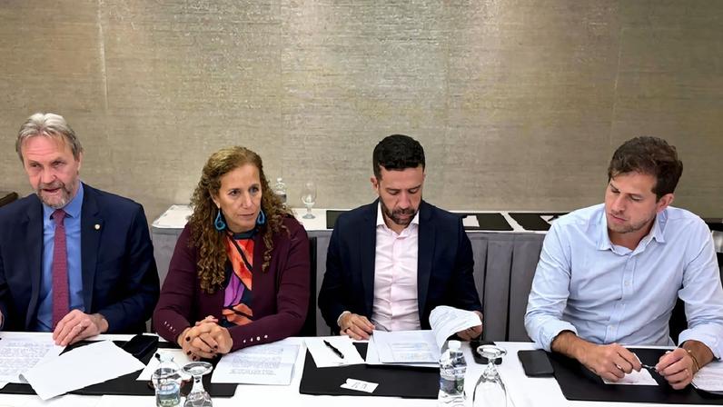 Comitiva com Pedro Uczai (PT-SC), Jandira Feghali (PCdoB-RJ), Pedro Campos (PSB-PE) e André Janones (Avante-MG)