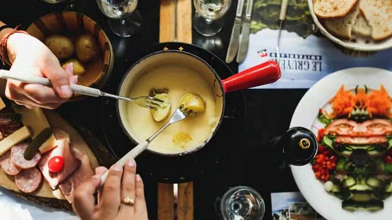 Queijo, carne ou chocolate: o fondue transforma uma refeição em uma verdadeira experiência, reunindo amigos e família em torno da mesa para compartilhar sabor e momentos especiais