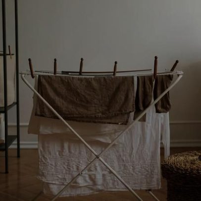 Como secar roupas mais rápido no inverno sem sofrer com a umidade